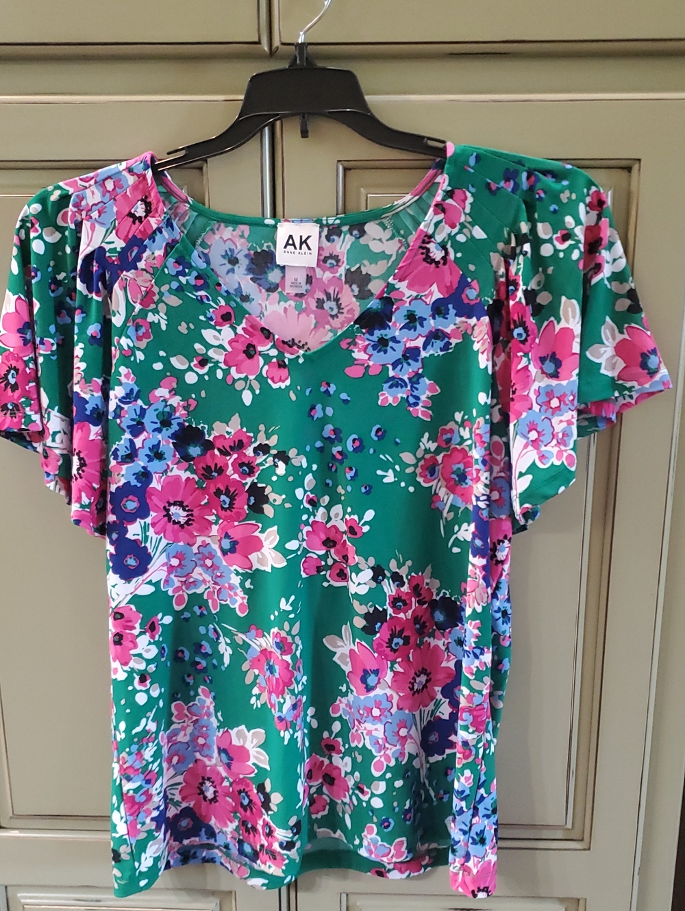 Anne Klein Green Floral V-Neck Flutter Sleeve Top
